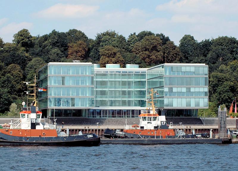 691_X0004 Moderne Architektur Hamburgs - Neubauten am Hafenrand. | Neumuehlen - Strasse am Hafenrand von Hamburg Altona.